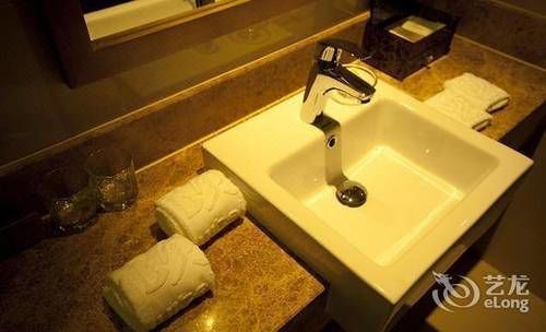 Heyi Hotel Hefei Changjiang Middle Road Екстериор снимка